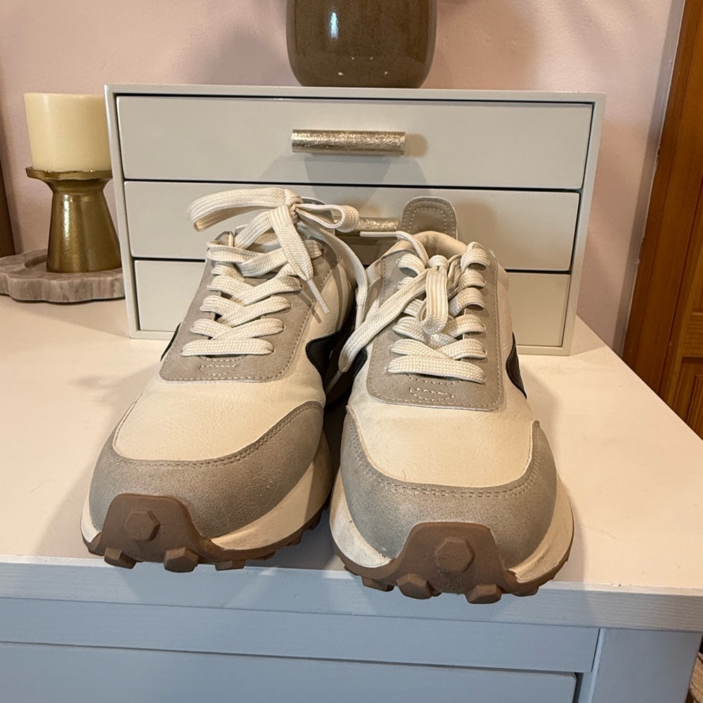Dolce Vita Bynx Lace-Up Jogger Sneakers - Picture 2 of 7